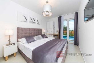 009 2040 10 near split luxury villa with pool for sale