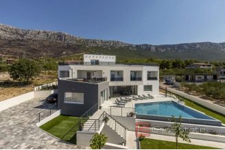 018 2040 09 Kastela villa with pool and sea view for sale