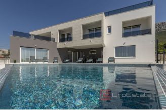 018 2040 09 Kastela villa with pool and sea view for sale