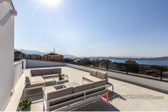 018 2040 09 Kastela villa with pool and sea view for sale