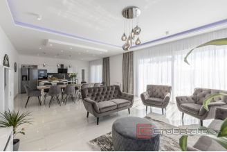 018 2040 09 Kastela villa with pool and sea view for sale