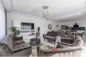 018 2040 09 Kastela villa with pool and sea view for sale