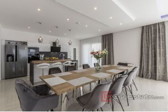 018 2040 09 Kastela villa with pool and sea view for sale