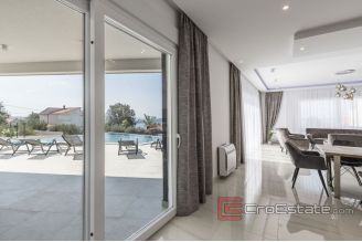 018 2040 09 Kastela villa with pool and sea view for sale