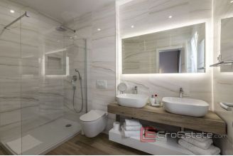 018 2040 09 Kastela villa with pool and sea view for sale