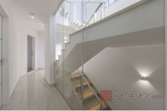 018 2040 09 Kastela villa with pool and sea view for sale