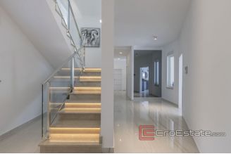 018 2040 09 Kastela villa with pool and sea view for sale