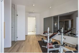 018 2040 09 Kastela villa with pool and sea view for sale