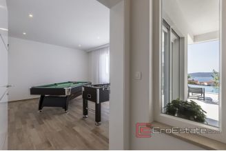 018 2040 09 Kastela villa with pool and sea view for sale