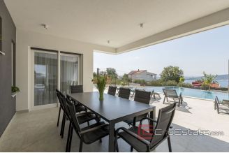018 2040 09 Kastela villa with pool and sea view for sale
