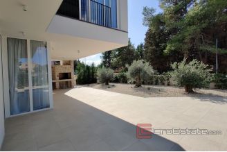 007 2041 11 Ugljan villa with pool near the sea for sale