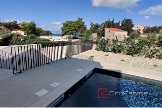 007 2041 11 Ugljan villa with pool near the sea for sale