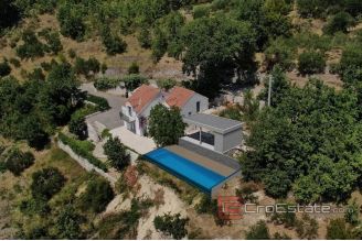 009 2022 325 Omis unique property with pool and sea view for sale
