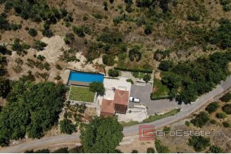 009 2022 325 Omis unique property with pool and sea view for sale