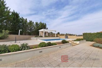 016 2038 09 near sibenik villa with pool for sale