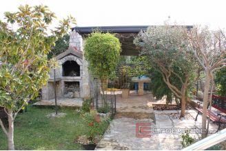 009 2031 33 Trogir three bedroom apartment with sea view for sale