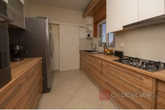 019 5086 30 Sibenik stone house with pool for sale