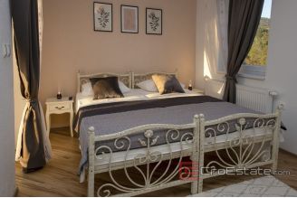 019 5086 30 Sibenik stone house with pool for sale