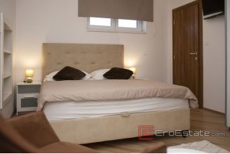 019 5086 30 Sibenik stone house with pool for sale