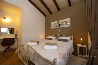 019 5086 30 Sibenik stone house with pool for sale