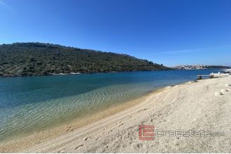 020 2022 330 Rogoznica house in the first row to the sea for sale