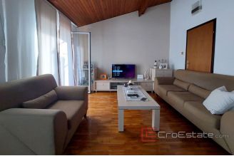 018 2041 17 near split family house with sea view for sale