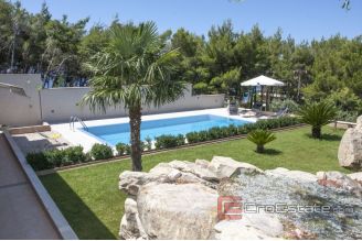 010 2036 25 Split area apartment with pool and sea view for rent