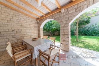 014 2041 19 Brac stone house for sale