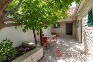 014 2041 19 Brac stone house for sale