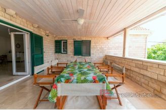 014 2041 19 Brac stone house for sale