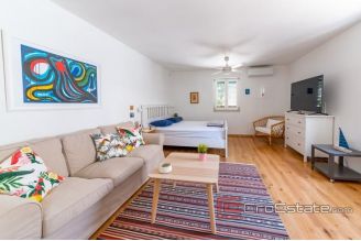 014 2041 19 Brac stone house for sale