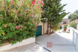 014 2041 19 Brac stone house for sale