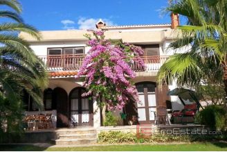 005 2041 20 island ciovo house with garden for sale