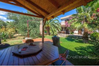 005 2041 20 island ciovo house with garden for sale