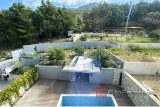 020 2043 21 near split modern villa with pool for sale