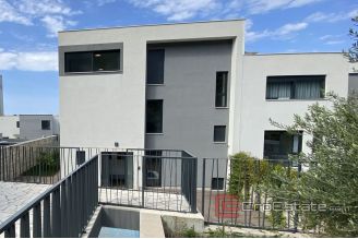 020 2043 21 near split modern villa with pool for sale