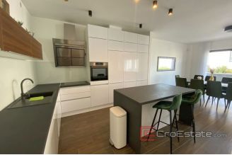 020 2043 22 near split luxury villa with pool for sale