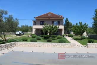 013 2037 19 Zadar house with pool for sale