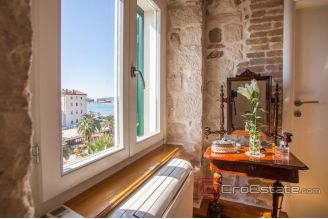 019 2018 186 Split center apartment with sea view for sale