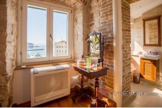 019 2018 186 Split center apartment with sea view for sale