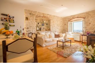 019 2018 186 Split center apartment with sea view for sale