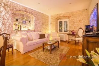 019 2018 186 Split center apartment with sea view for sale