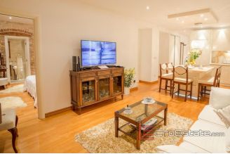 019 2018 186 Split center apartment with sea view for sale