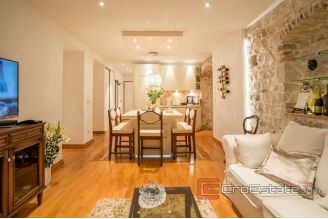 019 2018 186 Split center apartment with sea view for sale