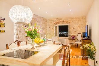 019 2018 186 Split center apartment with sea view for sale