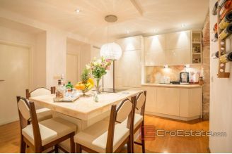 019 2018 186 Split center apartment with sea view for sale