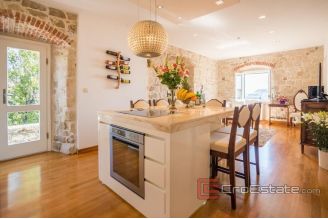 019 2018 186 Split center apartment with sea view for sale