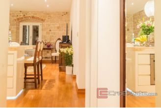 019 2018 186 Split center apartment with sea view for sale