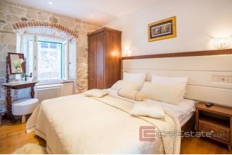 019 2018 186 Split center apartment with sea view for sale