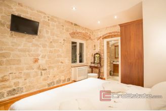 019 2018 186 Split center apartment with sea view for sale